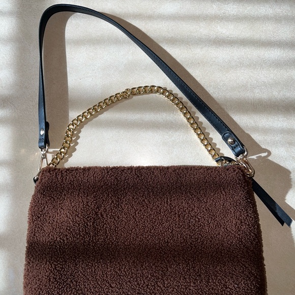 Brown fuzzy purse with gold accessory - Picture 5 of 9
